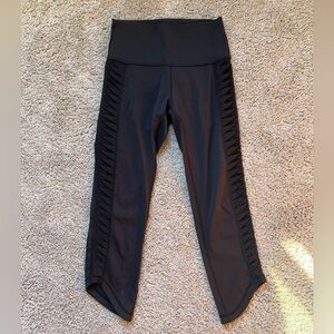 Lululemon cropped leggings w/mesh size 4